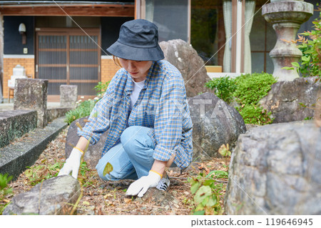照顧花園、日本花園、鄉村、空屋、除草的婦女 119646945