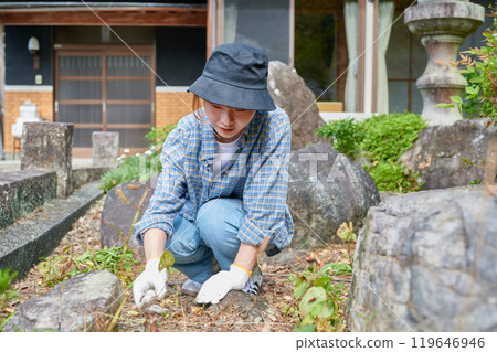 照顧花園、日本花園、鄉村、空屋、除草的婦女 119646946