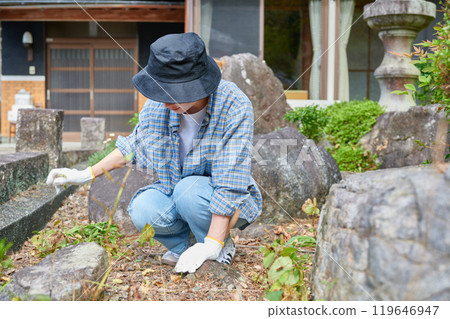 照顧花園、日本花園、鄉村、空屋、除草的婦女 119646947