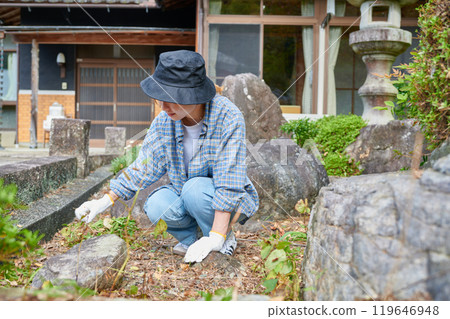 照顧花園、日本花園、鄉村、空屋、除草的婦女 119646948