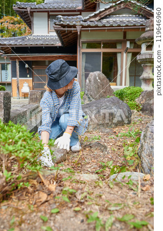 照顧花園、日本花園、鄉村、空屋、除草的婦女 119646960