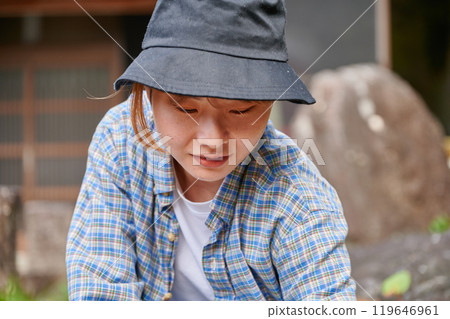 照顧花園、日本花園、鄉村、空屋、除草的婦女 119646961