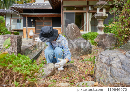 Woman taking care of the garden, Japanese garden, countryside, vacant house, weeding 119646970