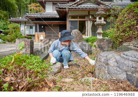 照顧花園、日本花園、鄉村、空屋、除草的婦女 119646988
