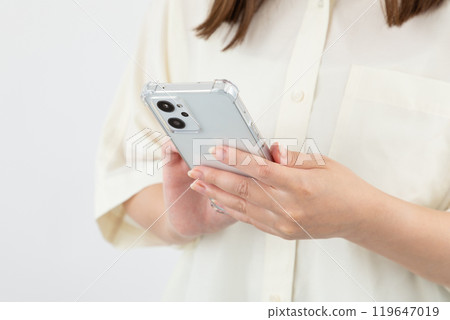 女人在智慧型手機上搜尋 01 女人在智慧型手機上搜尋 01 119647019