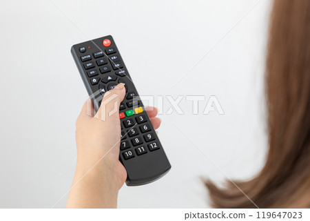 操作電視遙控器的女人 01 操作電視遙控器的女人 01 119647023