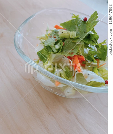 玻璃碗裡的沙拉 119647098