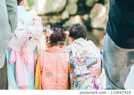 七五山穿著和服的男孩和女孩的後視圖 119647428