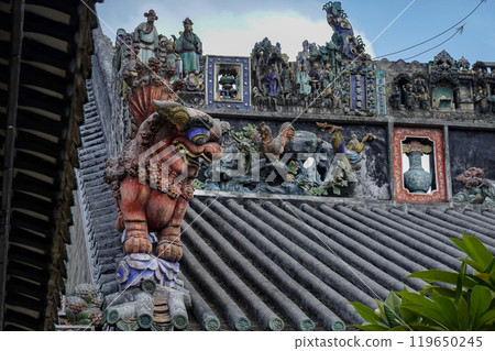 China's ancient architecture, the ancient home of the rich, The ridge of the ancient Chinese roof richly decorated with colorful statuettes, Guangzhou Chen Clan Ancestral House 119650245