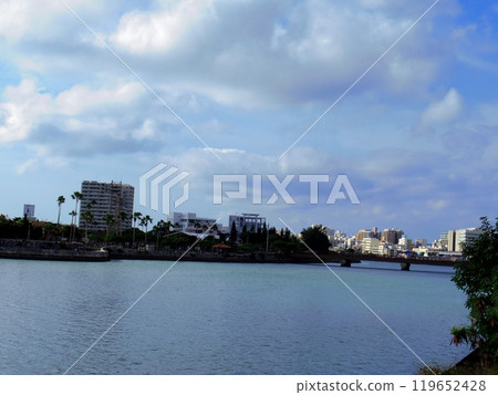 從坪川看到的曼湖湖（沖繩縣那霸市） 119652428