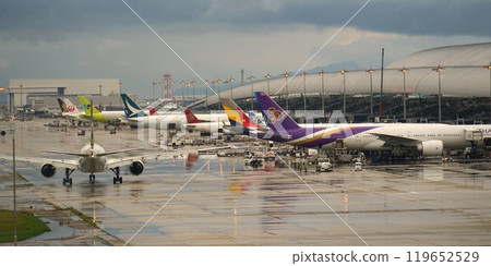下雨天的機場風景 下雨天的機場風景 119652529
