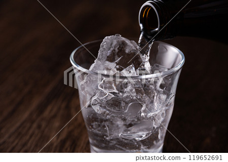 燒酒倒入玻璃杯 燒酒倒入玻璃杯 119652691