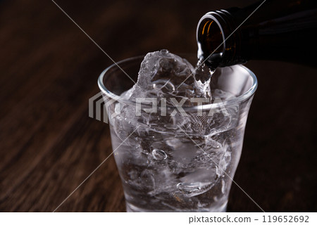 燒酒倒入玻璃杯 燒酒倒入玻璃杯 119652692