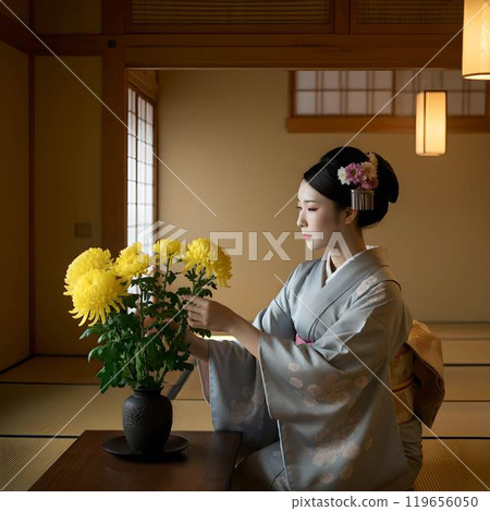 Beautiful Japanese woman arranging flowers in a Japanese-style room 119656050