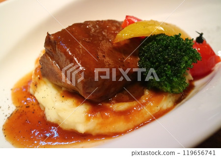 Braised beef with mashed potatoes Braised beef with mashed potatoes 119656741