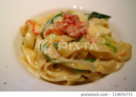 Crab and spinach cream pasta 119656751