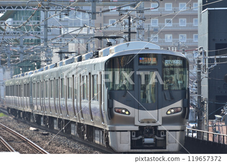 關西機場紀週路快速 225 系列 5100 通過大正站 關西機場紀週路快速 225 系列 5100 通過大正站 119657372