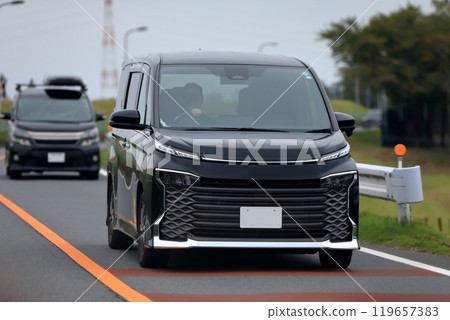 正在運行的小型貨車的圖像 119657383