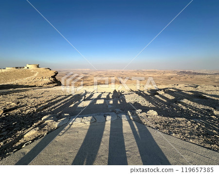 Promenade over the erosion crater Makhtesh Ramon 119657385