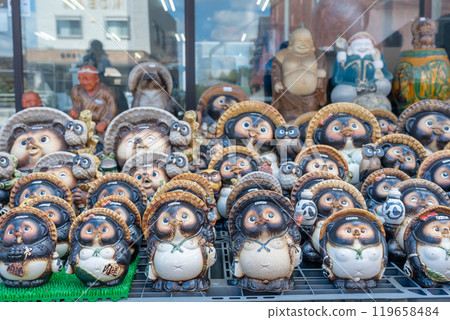 滋賀縣甲賀市信樂町一家販賣浣熊陶俑的商店門前。 119658484