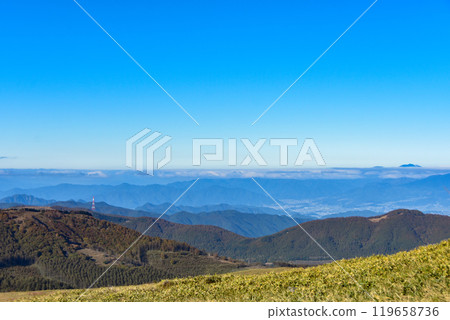 View of the Southern and Central Alps from the summit of Kurumayama Highlands 119658736