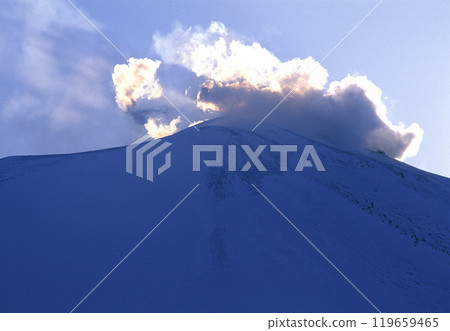 陽光照射在淺間山的火山煙霧上 119659465