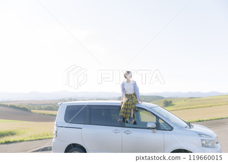 一個女人站在車裡 一個女人站在車裡 119660015
