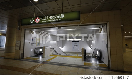 都營大江戶線汐留站的出入口設有自動扶梯。 都營大江戶線汐留站的出入口設有自動扶梯。 119660327