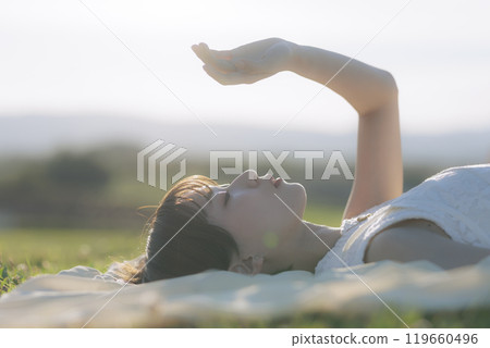 放鬆在草甸的婦女 放鬆在草甸的婦女 119660496