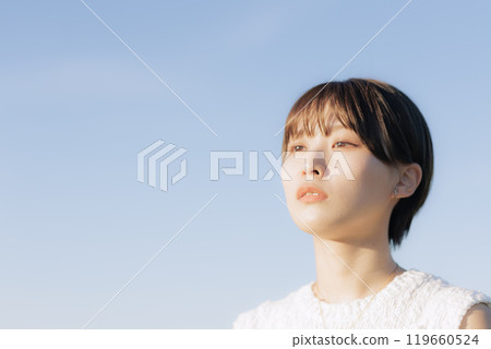 A young woman looking far away 119660524