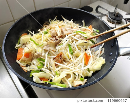 如何在煎鍋中炒蔬菜 如何在煎鍋中炒蔬菜 119660637
