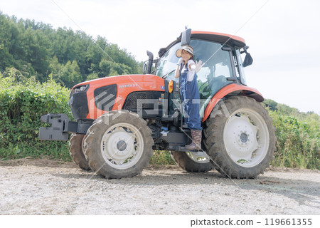 騎拖拉機的年輕女子 119661355