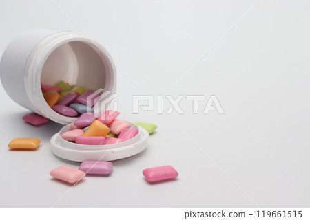 瓶子裡的彩色口香糖 119661515