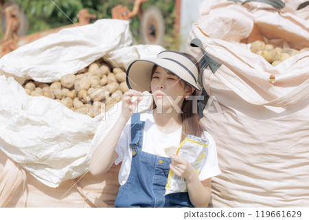 收穫馬鈴薯的年輕女子 119661629