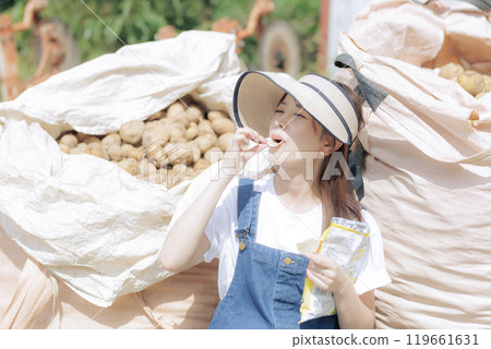 Young woman harvesting potatoes 119661631