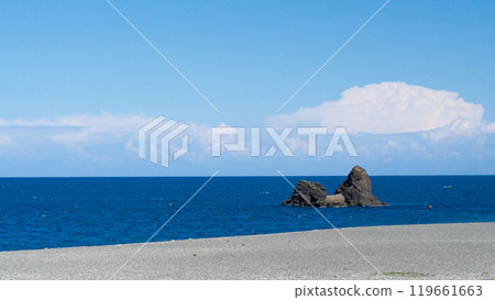 新潟縣糸魚川市日本海地平線上漂浮的雲彩 新潟縣糸魚川市日本海地平線上漂浮的雲彩 119661663