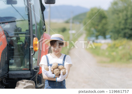 收穫馬鈴薯的年輕女子 收穫馬鈴薯的年輕女子 119661757