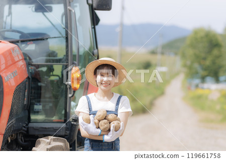收穫馬鈴薯的年輕女子 收穫馬鈴薯的年輕女子 119661758