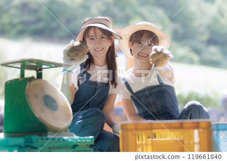A young woman preparing harvested potatoes for shipment 119661840