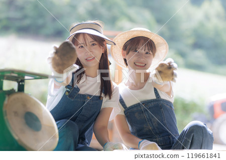 準備裝運收穫的馬鈴薯的年輕婦女 119661841