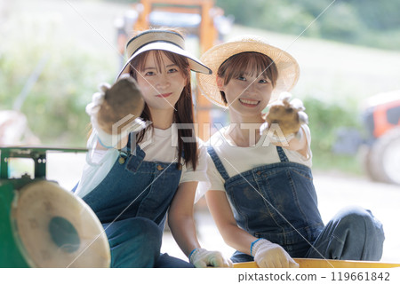 A young woman preparing harvested potatoes for shipment 119661842