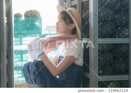 Young farmer woman taking a break 119662124