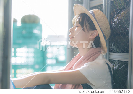 休息的年輕農婦 119662130