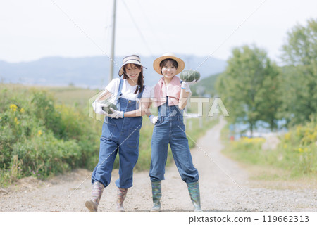 年輕婦女帶著收穫的蔬菜行走 119662313