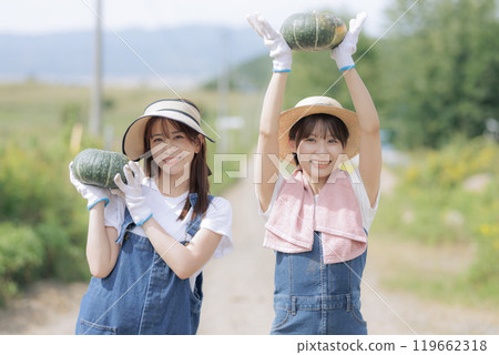 年輕婦女帶著收穫的蔬菜行走 119662318
