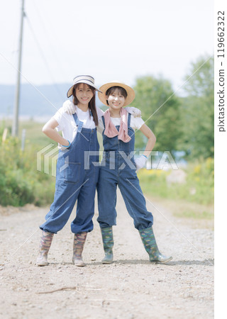 走在農道上的年輕婦女 119662322