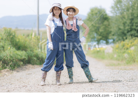 走在農道上的年輕婦女 119662323