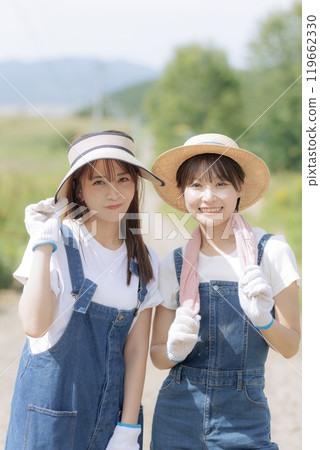 走在農道上的年輕婦女 119662330