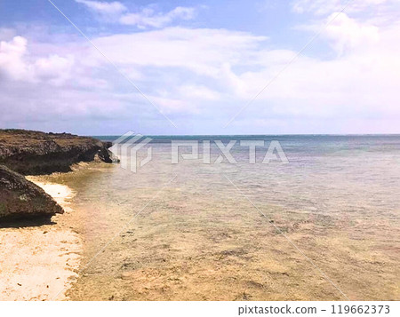 The blue sky and the blue sea 119662373