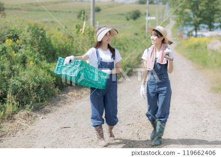 拿著農具行走的年輕婦女 119662406